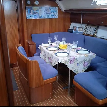 Botel Ifestos Yachting Traveler *